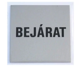 TÁBLA ALUMÍNIUM ÖNTAPADÓ 60X60MM "BEJÁRAT"