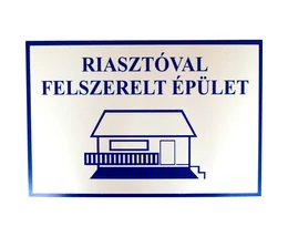 TÁBLA MŰANYAG A4 "RIASZTÓVAL FELSZERELT ÉPÜLET"